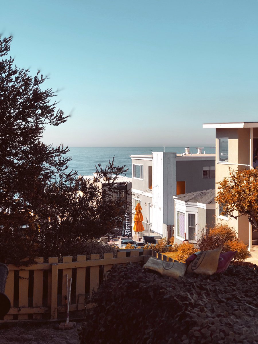 acintuitive's tweet image. I want to know what you think about when you’re gazing at the ocean. When your eyes get lost along the horizon and your soul opens up. And then, I want to know how that feels. #tellmeyourstory