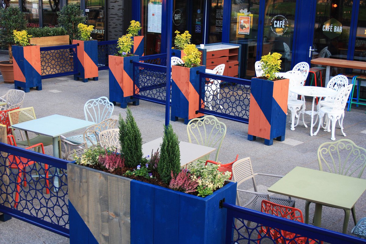AELsolutions's tweet photo. Another project just completed, the outdoor area at Casco Lounge in Lakeside Thurrock makes a real splash to catch the eye of both shoppers and diners.

#AELSolutions #AlfrescoDining #Pergolas #OutdoorFurniture #Planter #CafeBanners #WaiterStation https://t.co/wLJXAV3EjR