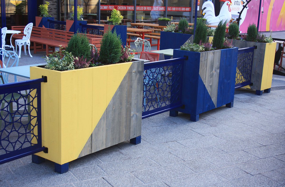 AELsolutions's tweet photo. Another project just completed, the outdoor area at Casco Lounge in Lakeside Thurrock makes a real splash to catch the eye of both shoppers and diners.

#AELSolutions #AlfrescoDining #Pergolas #OutdoorFurniture #Planter #CafeBanners #WaiterStation https://t.co/wLJXAV3EjR