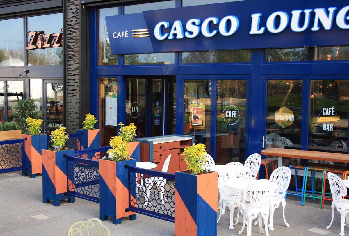 AELsolutions's tweet photo. Another project just completed, the outdoor area at Casco Lounge in Lakeside Thurrock makes a real splash to catch the eye of both shoppers and diners.

#AELSolutions #AlfrescoDining #Pergolas #OutdoorFurniture #Planter #CafeBanners #WaiterStation https://t.co/wLJXAV3EjR