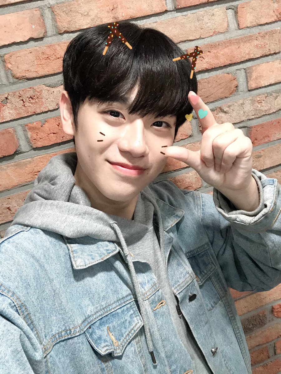 OfficialC9ent's tweet photo. [#금동현]
11월 11일을 맞이하여 금랑단 여러분을 위해 준비한 작은 선물🎁

가래떡과 초콜릿 과자 들고 있는 금동이 사진보고 힘내세요❤

#KEUMDONGHYUN https://t.co/EOwOisTgZD