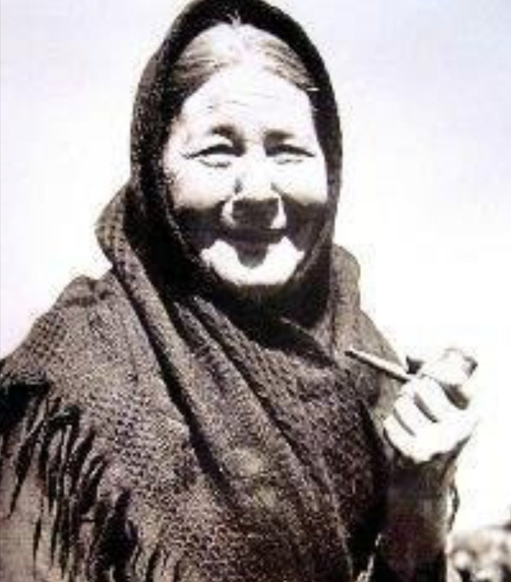  #MiniMná number 11 is Peig Sayers. Peig grew up in post-Famine poverty and survived huge hardship on the Great Blasket to become one of the most important folklorists and chroniclers of Irish life in our island's history, and one of the most prominent female voices.  #Mnávember