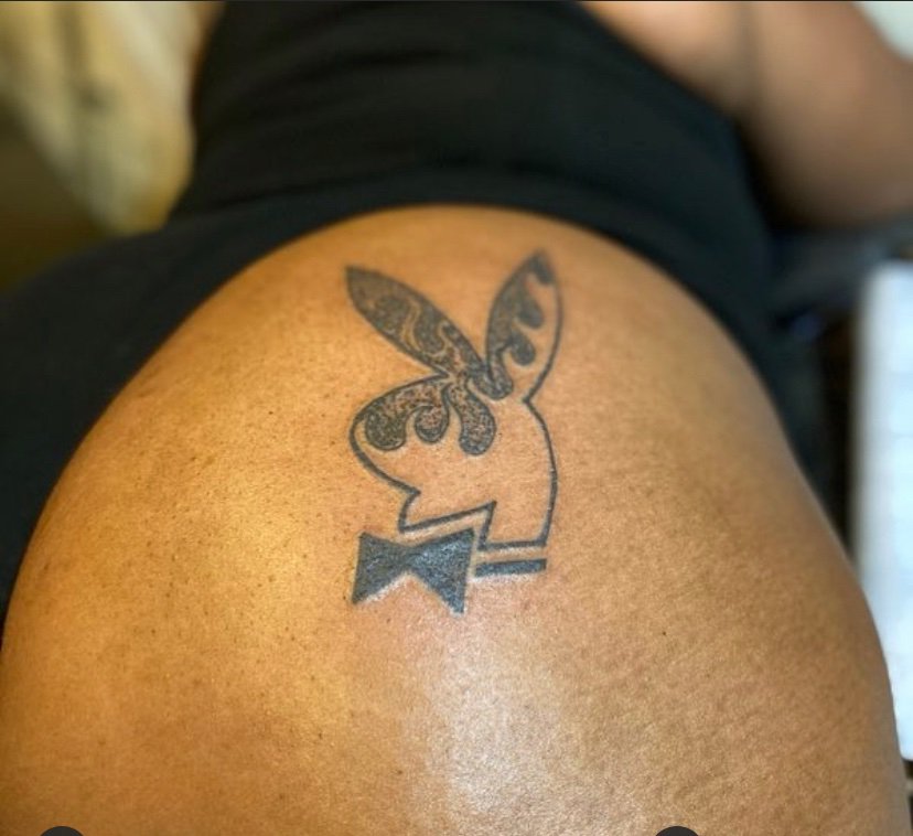 noralee_jayy's tweet photo. #Bomboclaat  so I finally got my ass tat and when I say this hair hurt like hell 🤦🏾‍♀️ https://t.co/VJz8gFOztB