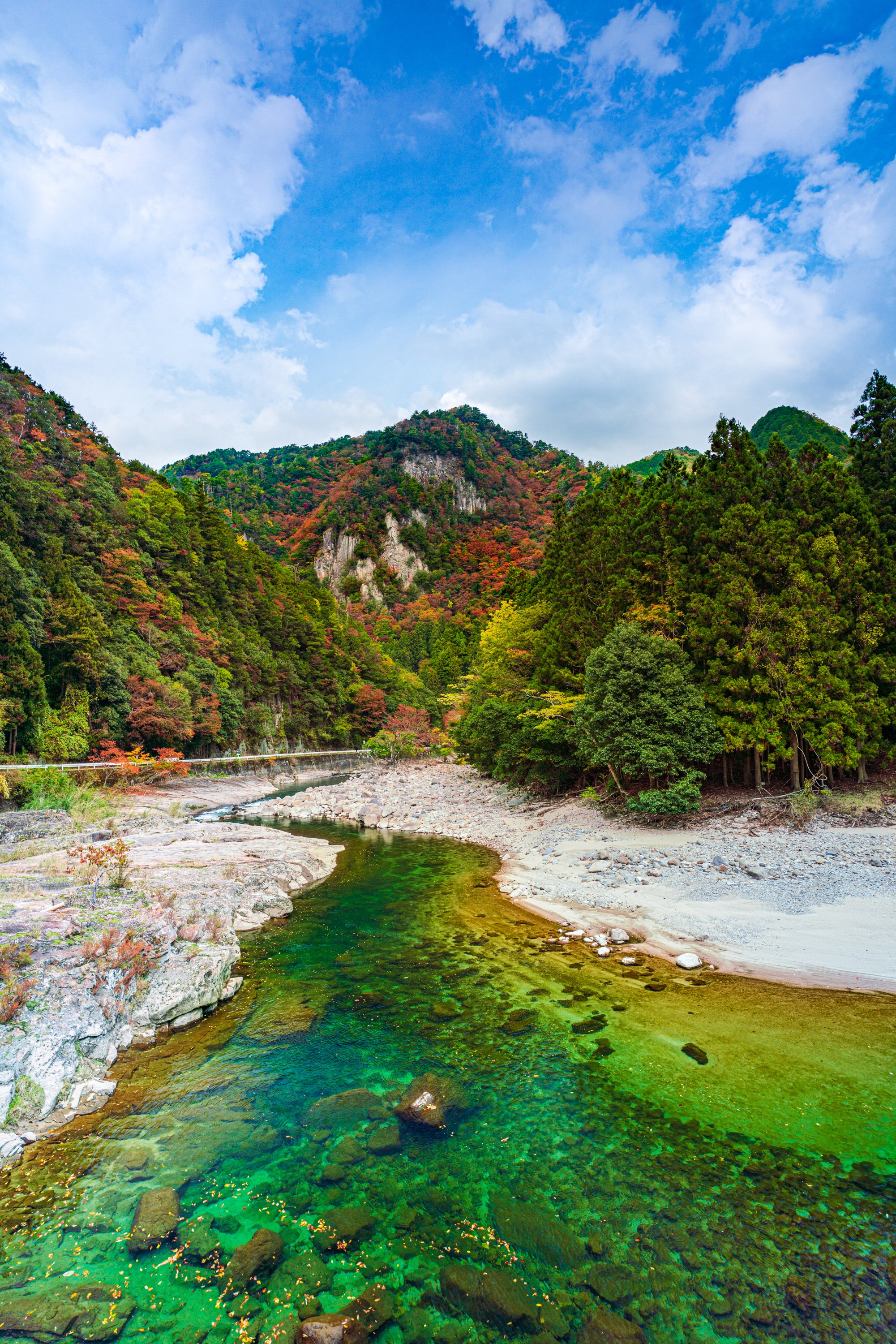ふがまるちゃん 三重を撮る人 香落渓は三重県名張市 奈良県曽爾村の渓谷で三重と奈良の県境付近がとくにすごかった 川の色と紅葉の美しさがエモい T Co 3uj1w40mzp Twitter