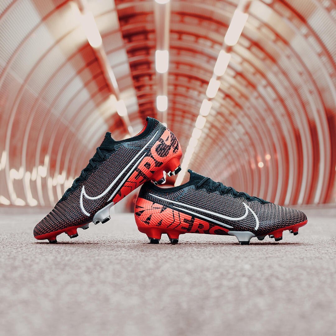 俺の足 Bmz国立競技場前スタジオ マーキュリアルの新作が発表されました 黒赤 これは人気が出そうですね マーキュリアル13の新作の発表のタイミングが近くなっていますね