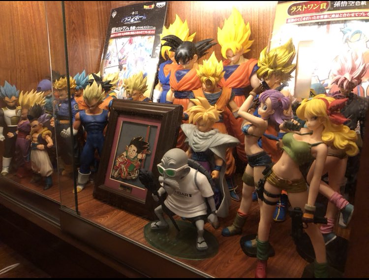 poppomathu's tweet photo. ここに座ってフィギュアを眺めながら飲むお酒は格別です✨

#db #dragonball #ドラゴンボール　#ドラゴンボールフィギュア　#インテリア　#interior https://t.co/lM3Ytxfccb