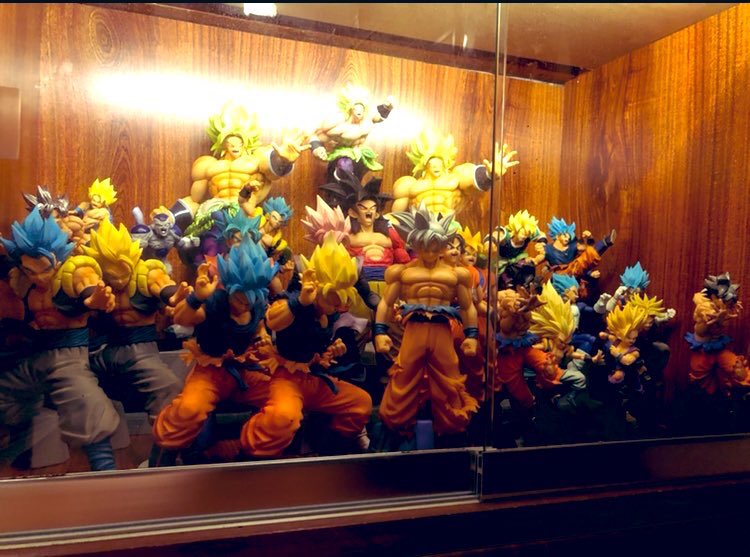 poppomathu's tweet photo. ここに座ってフィギュアを眺めながら飲むお酒は格別です✨

#db #dragonball #ドラゴンボール　#ドラゴンボールフィギュア　#インテリア　#interior https://t.co/lM3Ytxfccb