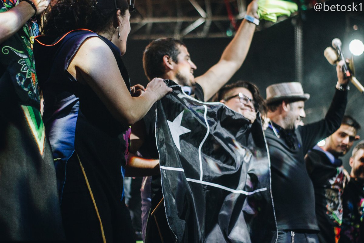 AvalanchAPercu's tweet photo. Pusimos garra, ritmo y corazón en cada show junto a @LADecadentes en @TCAUPOLICAN y estamos infinitamente agradecidxs 🖤✊ 

#ChileDesperto #PlebiscitoAhora #NoMasAbusos https://t.co/Mb4BuClq73
