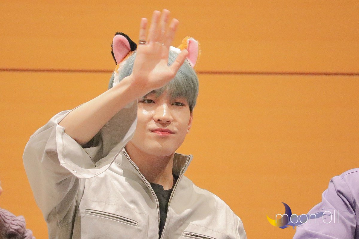 moon_Oll's tweet photo. 191105 東京サイン会 TOKYO

#원우 #ウォヌ #세븐틴 https://t.co/apmQ19ZdtN