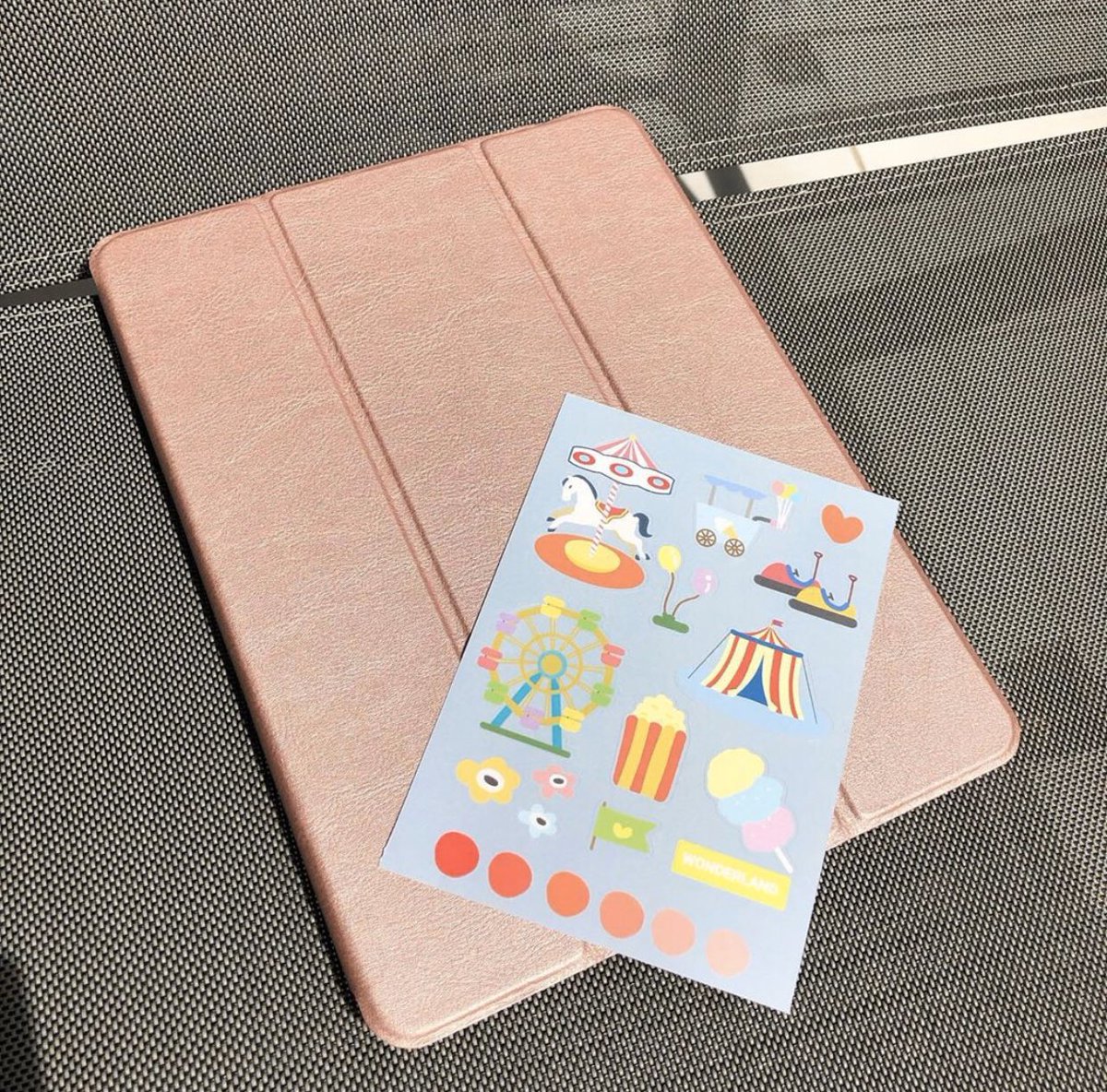 nanashopx's tweet photo. พร้อมส่ง‼️
ขาย! เคสไอแพด+ช่องใส่ปากกา
สี โรสโกล / ดำ
มีขนา��� 9.7 / 10.5
 420.- บาท ส่งฟรีลงทะเบียน
สนใจแอดไลน์ https://t.co/o2JaHJtLOL 
#เคสไอแพด #เคสipad #iPad2018 #ไอแพด #เคสไอแพดมีที่ใส่ปากกา https://t.co/MKDmBV6xiu