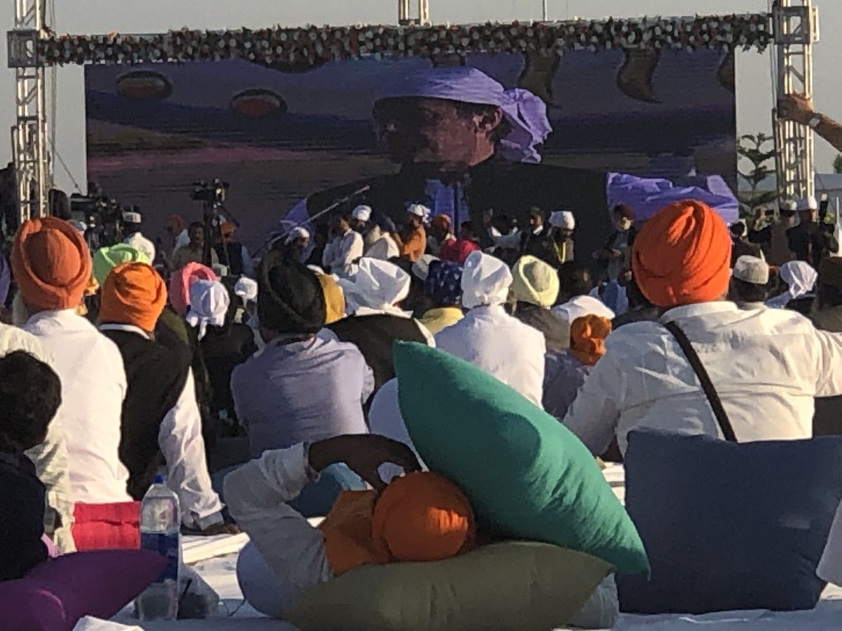 Raman__Kaur's tweet photo. Yes Sima and met Imran khan who won every Sikhs heart! https://t.co/xKdo1hOMZO