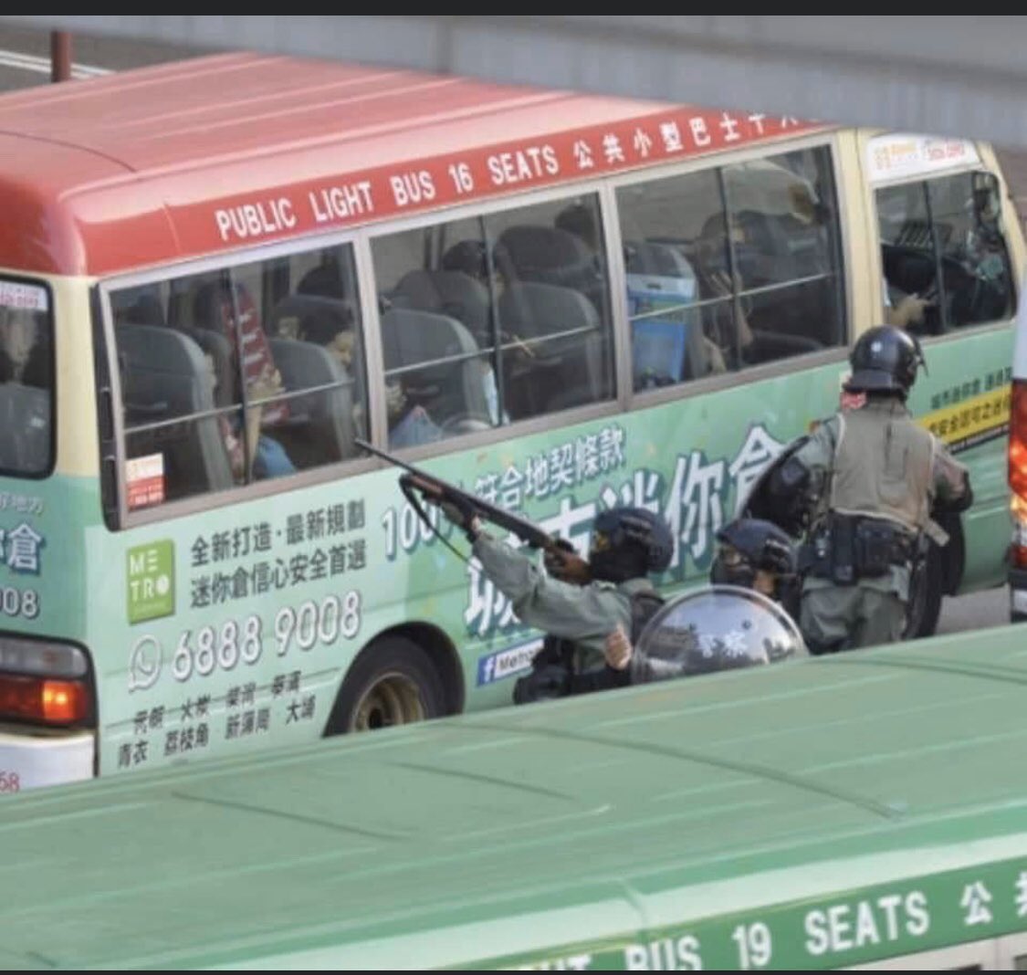 Phyllis11037051's tweet photo. More proof of how the Hong Kong police become terrorist , they just point the gun to normal civilian in a public transport 
#HongKongPoliceBurtality
#HongKongPoliceTerrorism 
#HongKongPoliceKillsCitizen 
#FreeHongKong https://t.co/gLg3BF4Xki