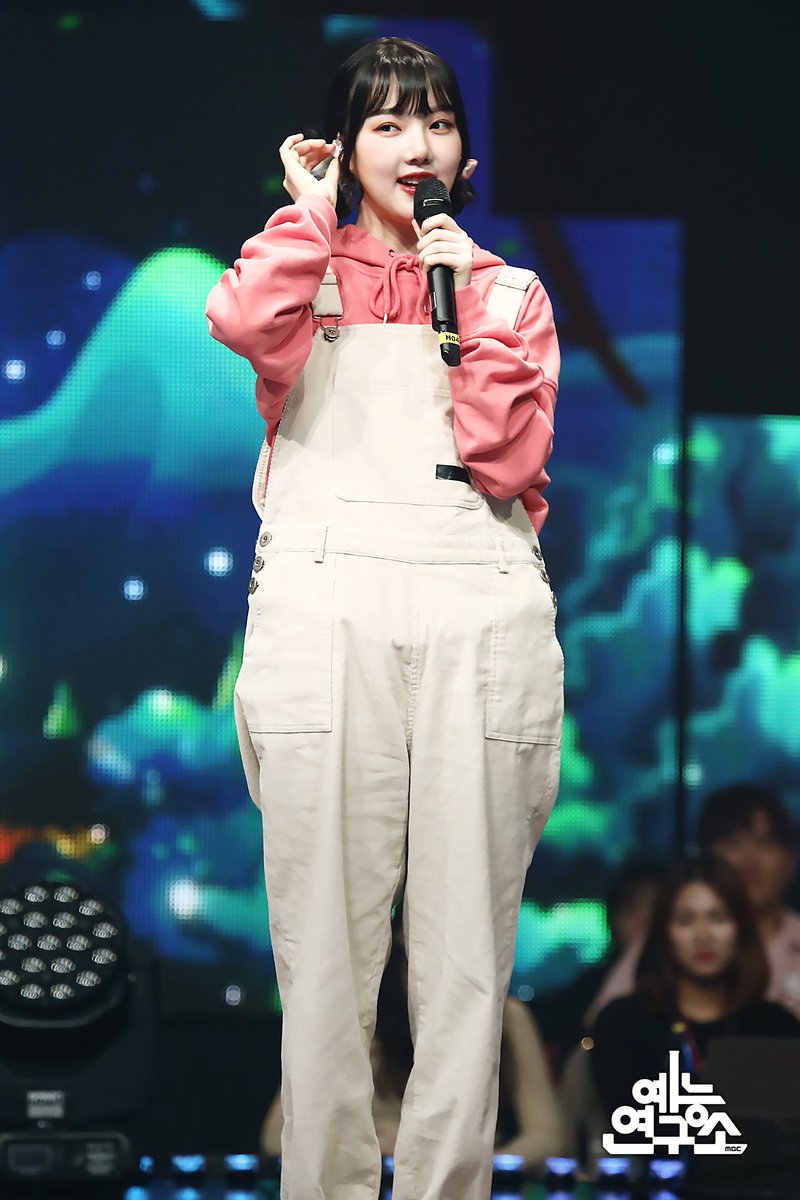 MBC_entertain's tweet photo. #뚱카롱 정체는~~ 바로 여자친구의 예린!
모찌옌니 옌카롱이되어 버디들의 당 충전 100프로 해줬다🍬
#복면가왕 #예린 #여자친구
@GFRDofficial https://t.co/4OATLlp9jT