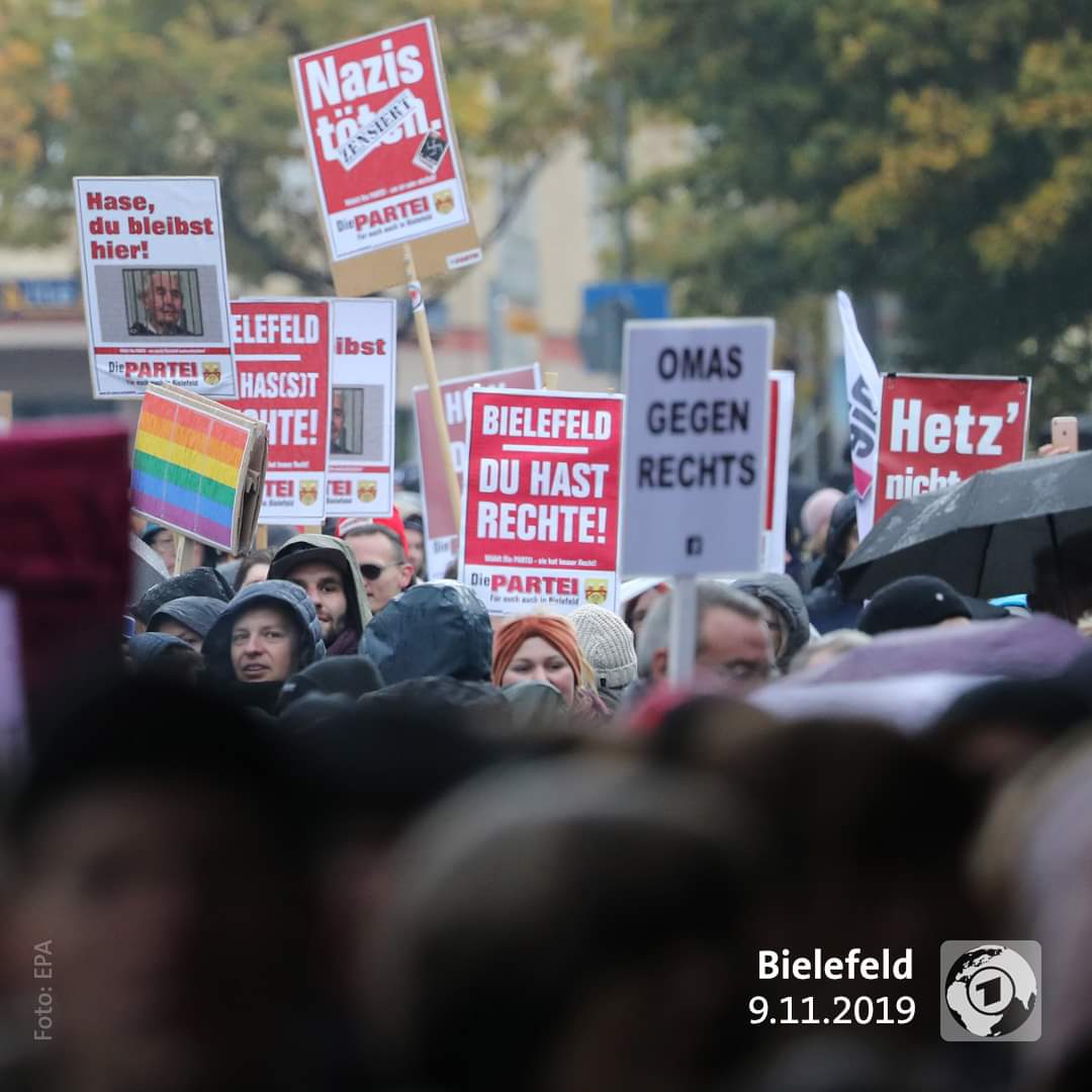 parteibuxtehude's tweet photo. #sehrgut. Der #GraueBlock marschiert in #Bielefeld und die @tagesschau berichtet darüber mit einem sehr schönen Foto von Mitgliedern der Partei #DiePARTEI. Danke für den guten #Journalismus. 

#Nazisaufmarsch #FCKAFD https://t.co/KJYgmd15M1