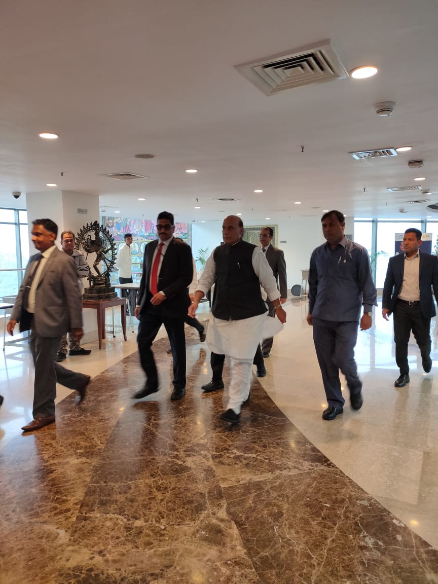 DefProdnIndia's tweet image. Hon’ble Raksha Mantri @rajnathsingh arrives at Pravasi Bhartiya Kendra, Delhi to address #DefConnect and meet innovators and startups

@drajaykumar_ias  @DefenceMinIndia @SpokespersonMoD @startupindia @AIMtoInnovate