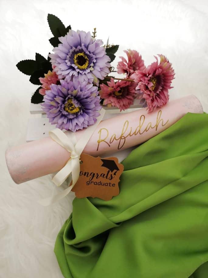 asyrafriz's tweet photo. Assalamualaikum hai guys, musim graduation 🎓nak bagi hadiah kat kawan2 or special one boleh bg

Scroll scarves 
Bawal satin : Rm 21.00
Shawl satin : Rm 22.00
Nama: Free 

Kawasan upm, uniten, ukm, usim free cod

Rt utk rezeki kawen
Jika berminat sila hubungi: *0127925131* (Fiy) https://t.co/zRG4baXEVf