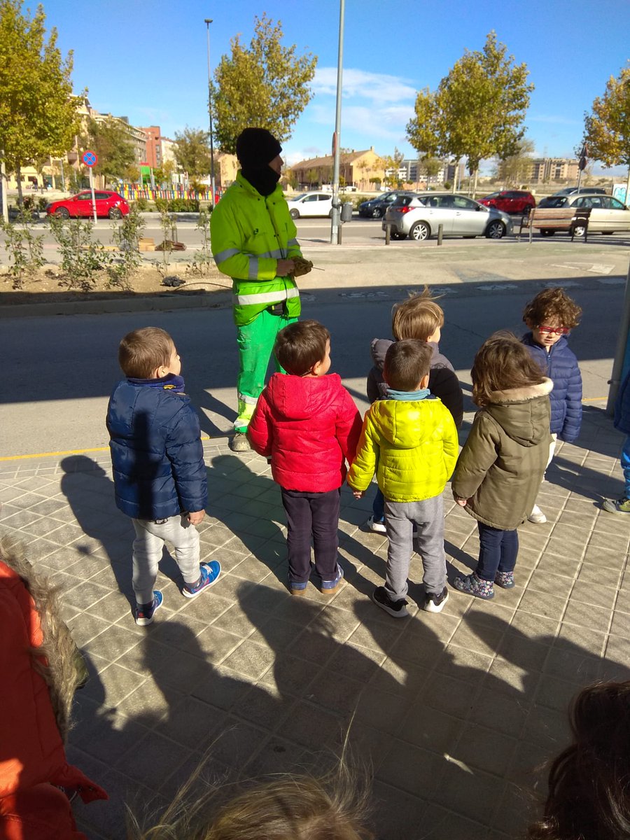HipatiaFUHEM's tweet photo. Agradecimiento a los jardineros de Rivamadrid por lo bonito que están dejando nuestro cole y por arreglar el árbol roto de nuestro patio. 🌳🌳 #InfantilHipatia 
#Hipatia
#rivamadrid https://t.co/ucOhFEuotL