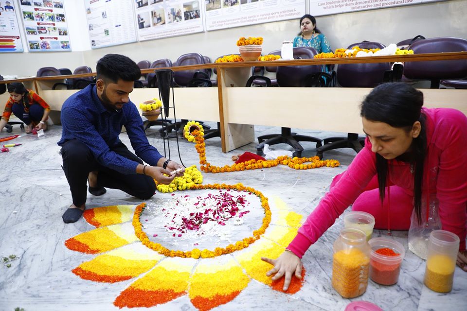cpjcollege's tweet photo. Glimpse of 𝗞𝗢𝗟𝗔𝗠 𝗔𝗥𝗧@𝗨𝗟𝗟𝗔𝗔𝗦-𝟮𝟬𝟭𝟵 : 𝗖𝗣𝗝 𝗠𝗲𝗴𝗮 𝗗𝗶𝘄𝗮𝗹𝗶 𝗖𝗿𝗮𝗻𝗶𝘃𝗮𝗹 𝗼𝗻 𝟮𝟰𝘁𝗵 𝗢𝗰𝘁 𝟮𝟬𝟭𝟵!!!! “Colours are the smiles of nature”.Students participated in #RangoliMakingCompetition with full enthusiasm.
#CPJCollege #GGSIPUniversity #GGSIPU https://t.co/s3jATl5JQv