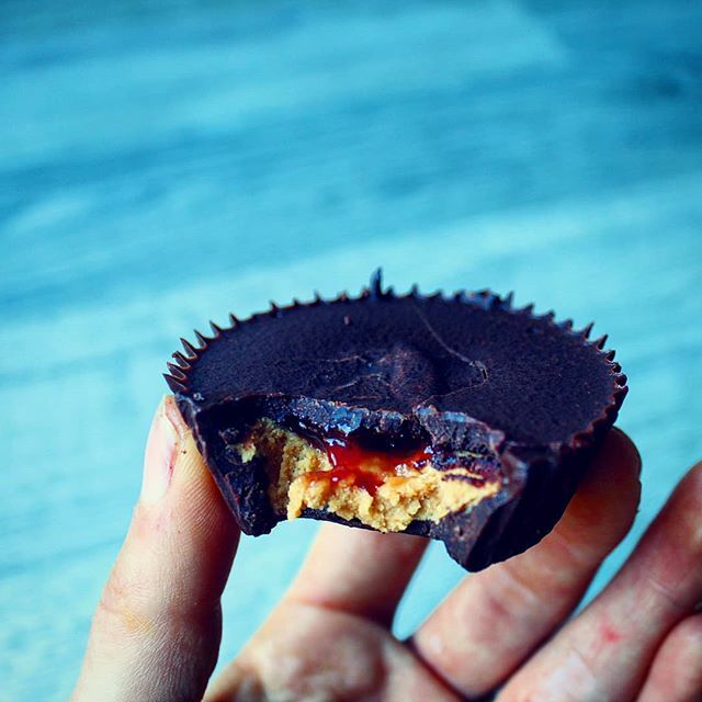 Waiting for Reece's to bring out vegan peanut butter cups got me like, I'll make my own, but bigger... With jam, so actually, they're kinda better 😉🥜🍫🍓 #vegan #glutenfree #peanutbutter #peanutbutteraddict #peanutbuttercups #pbandj #rawchocolate #stra… ift.tt/2CyESKS