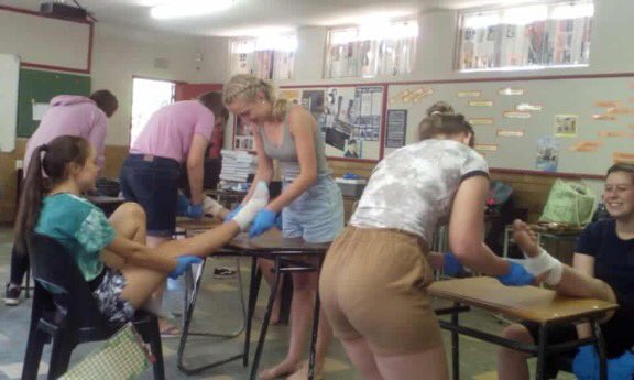 HMonument's tweet photo. #MonnasNoodhulp 💪
Ons is so TROTS op ons leerders wat die afgelope naweek ń noodhulpkursus  voltooi het!

Well done! ⭐️⭐️

#Monnas #UniekGefokus #SecondToNone #LiewerSlytAsRoes 
#DaarsIetsBesondersAanMonnas https://t.co/ohwnmiYdKH