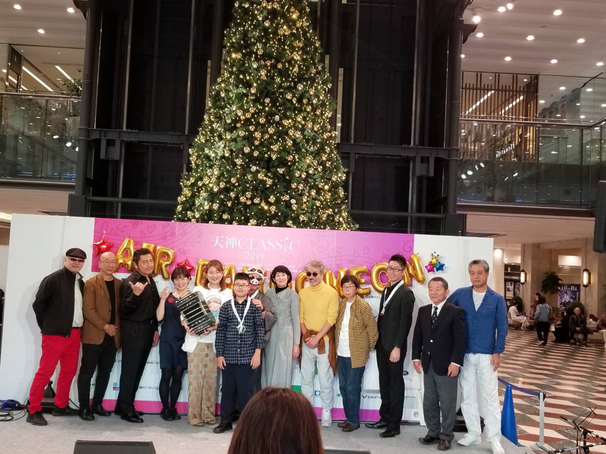ponco2nami's tweet photo. AI が発達するなか、AIRで人間の想像力を掻き立て、最高な時間を共有し、
また出場者の10代から60代が一緒になってエアー☁️バンドネオンを楽しめた。コレは本当にバンドネオンという楽器が秘めてる魅力と可能性だと思う。感謝🌟
#airbandoneon #yukiekawanami #sdgs #jcimember #世界初 #バンドネオン https://t.co/JSHgl73rmc