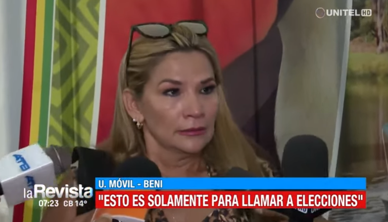 unitelbolivia's tweet photo. Jeanine Áñez confirma que asumiría el cargo de manera transitoria 

Ver más: https://t.co/OywWA7m5d2 https://t.co/YDr4ZYhuRl
