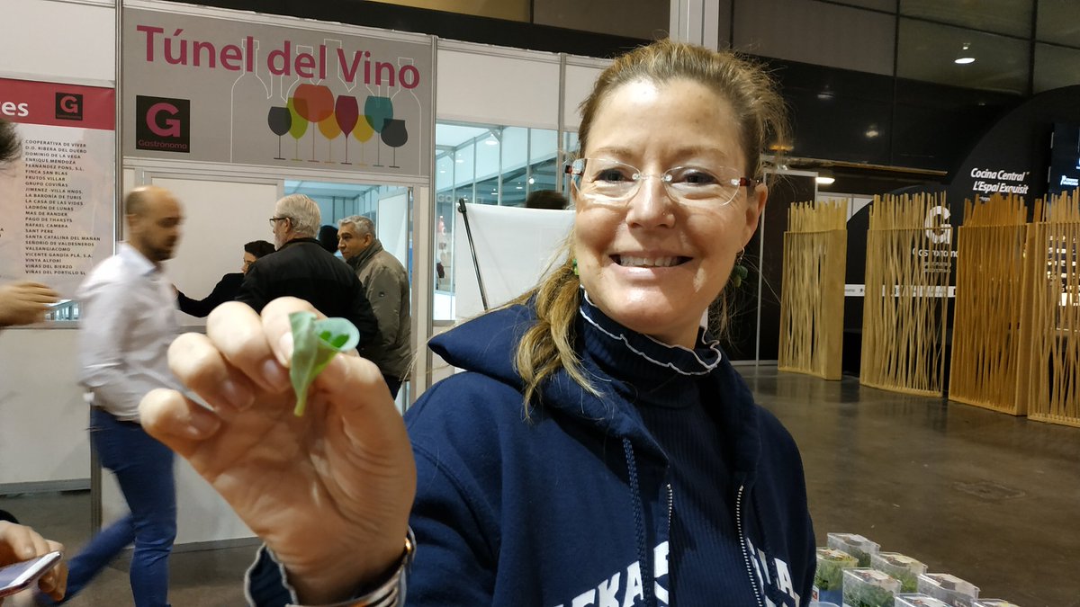 igorcubillo's tweet image. Una ostra vegana. Así me presenta Annette Abstoss, de @koppertcress este bocado a base de la conocida hoja de ostra enriquecida con Salty Fingers para aportar el toque de jugosidad que le falta a la mertensia marítima. Ahora sí parece una ostra, fresca y jugosa @feriagastronoma