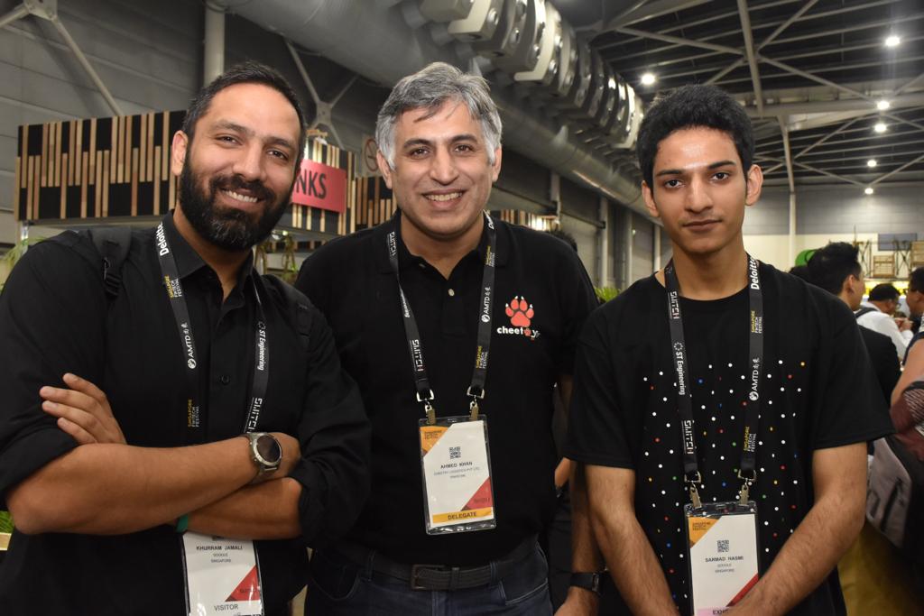 cheetaypk's tweet photo. Proud Pakistanis in #Singapore! #Cheetay was part of the #Startkar pavillion at the #SingaporeFintechFestival @ahmedk79 @RukhsanaAfzaal #humaarikamiyaabi #cheetaypk https://t.co/THdH7M30oA