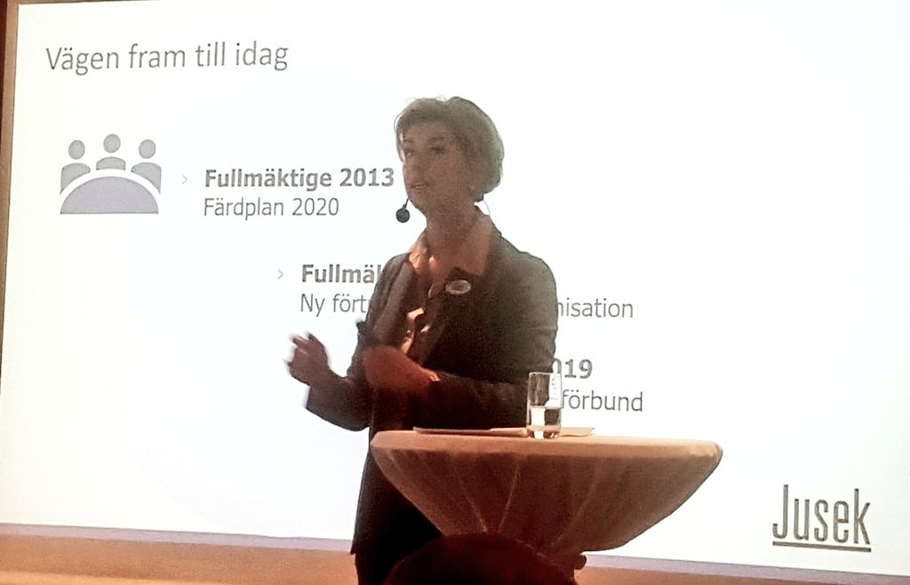 Förbundsordförande Sofia Larsen öppnar extra fullmäktige för <a href="/Jusek/">Jusek</a> som ska ta ställning till proposition om bildande av nytt förbund tillsammans med @Civilekonomerna.