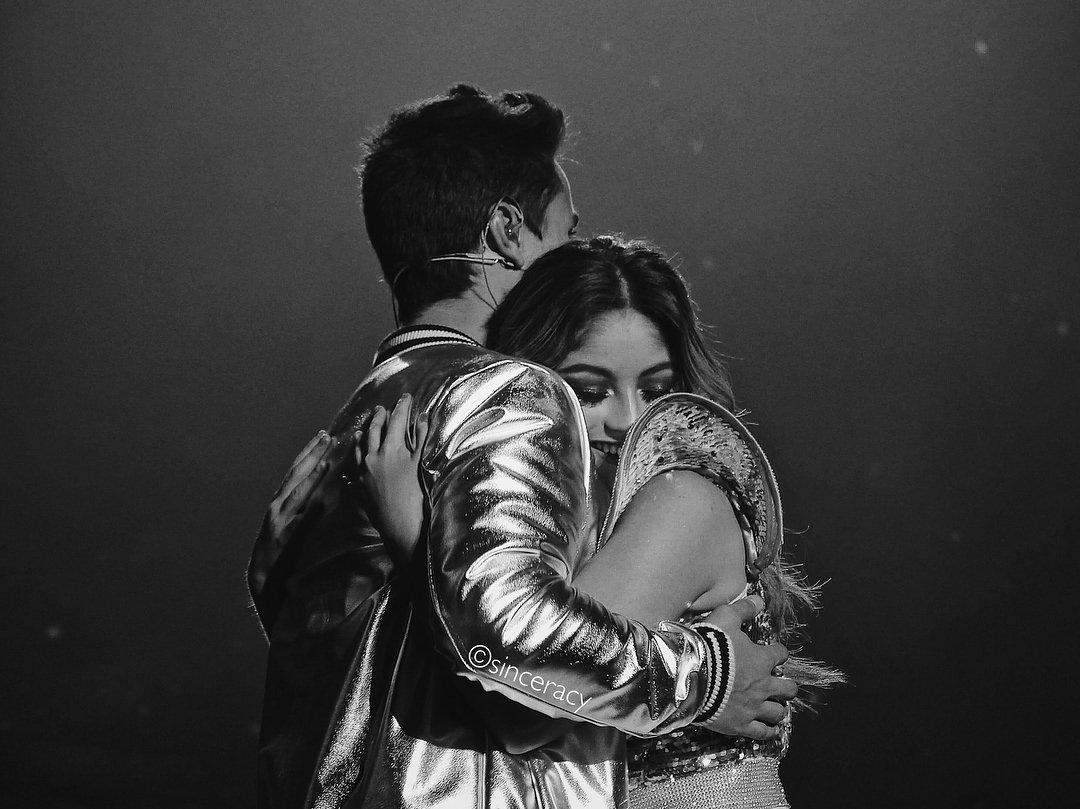 CatolitoJoacoOk's tweet photo. No sé si todo el mundo sepa abrazar... los que abrazan con la intención de pegar corazón con corazón son... pues si, existen abrazos que lo curan todo 🙈❤ https://t.co/tLc1wV4w4o