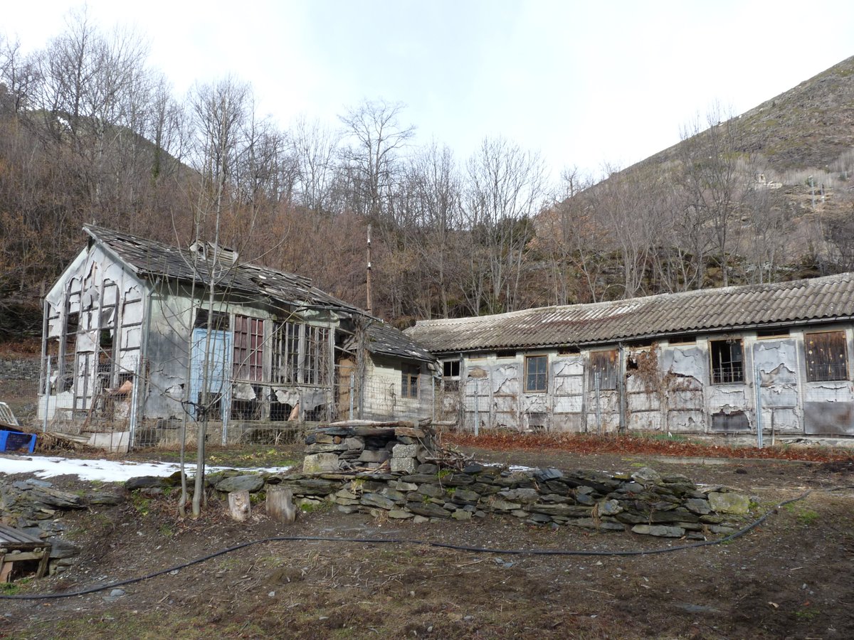 Dissabte, les investigadores Eva Perisé i la Sígrid Remacha, van presentar el patrimoni construït a la #VallFosca.
Fa 107 anys de les construccions prefabricades, la  majoria fusta, i entre les que destaca la singularitat de l'hospital de cartró.
#SC19CAT #EnjoyGeoparks