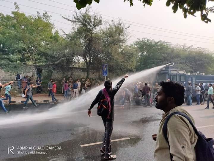 Oppression and Resistance. 
Today from JNU. 
Condemn the brutal attack of Delhi police on the protesting JNU students who demanded to reduce fee. #jnuprotest #JNU