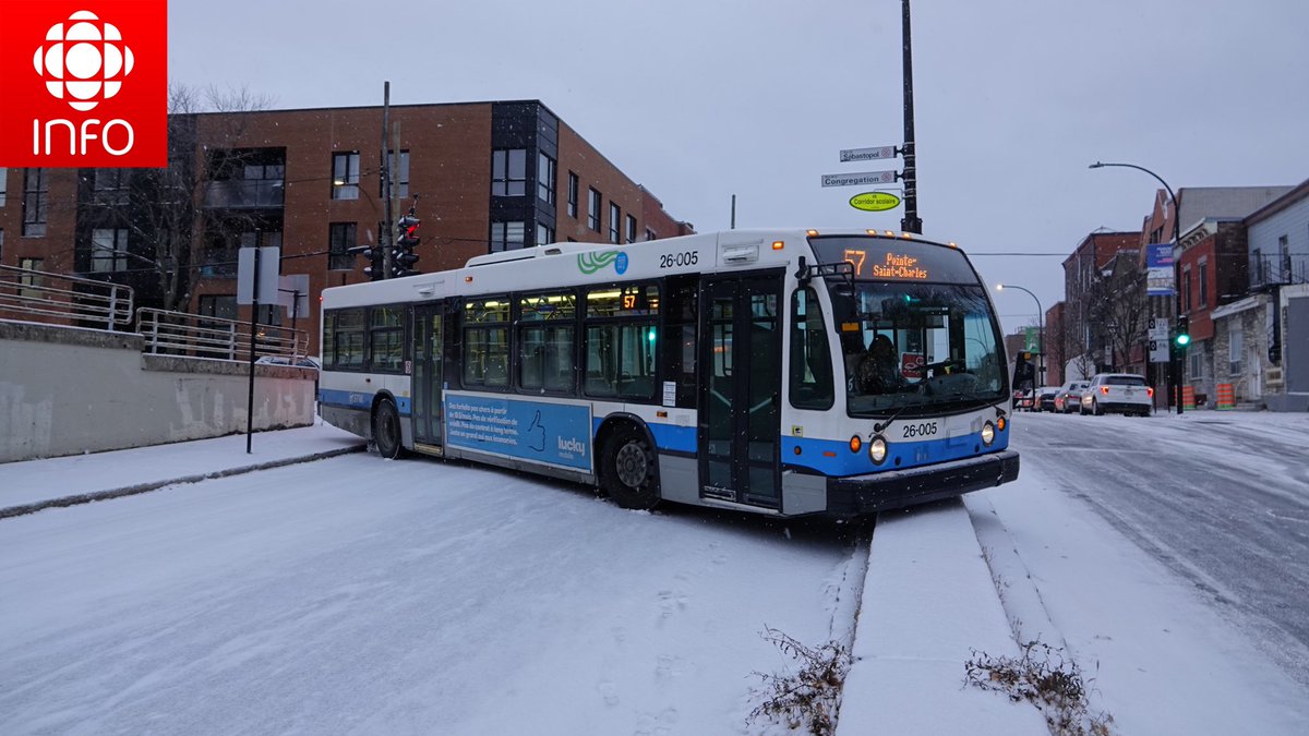 SMCharronRC's tweet photo. Conditions de la route difficiles ce matin. Plusieurs routes glacées. Autobus de la STM en difficulté sur la rue Wellington à Montréal. #rcmtl https://t.co/EtTi7bXIxq