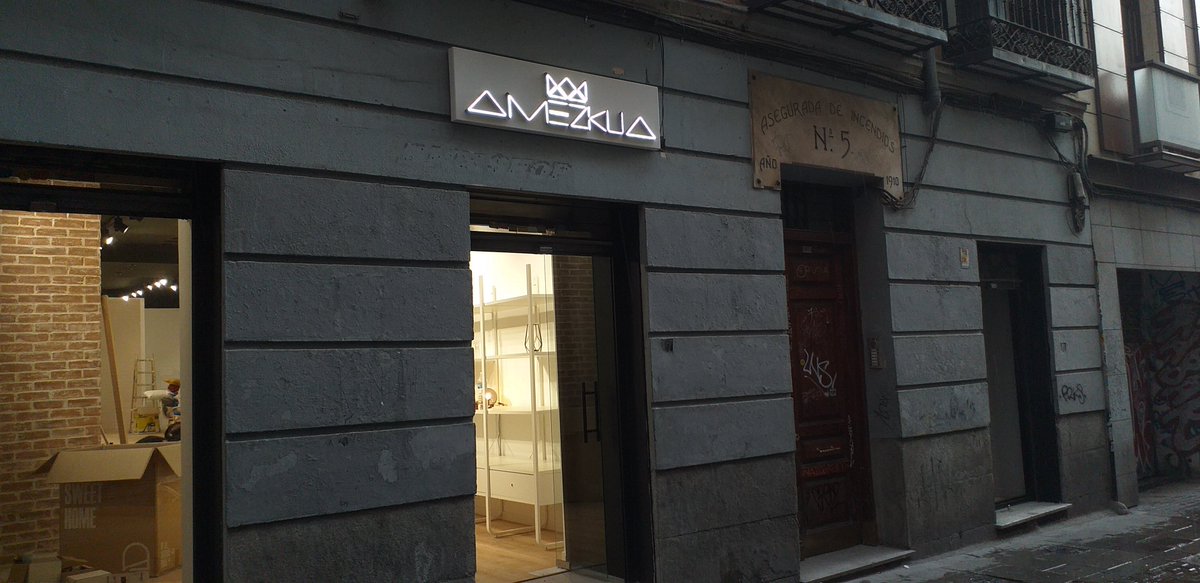 styledpro's tweet image. Unos de mis últimos trabajos #LED #Creativos en #Malasaña. Contribuyendo al #Ahorro #energético, #arte #creativo y eliminación de #contaminación #lumínica.