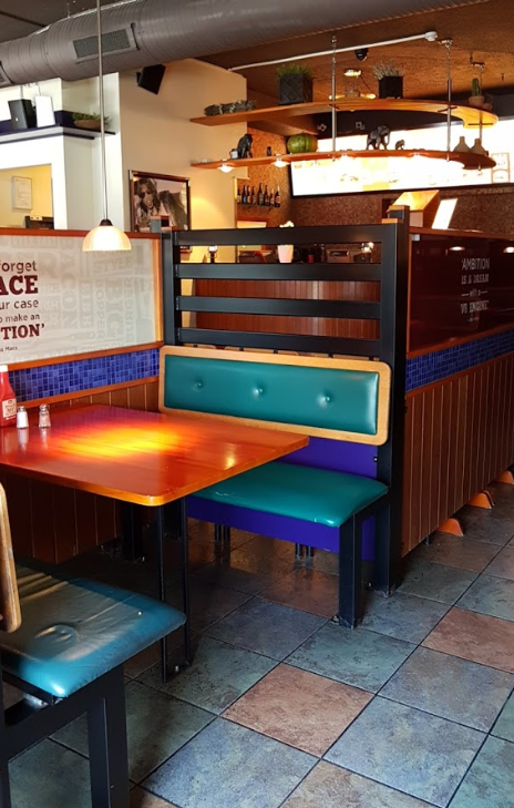 Vonbrigði að heyra að American Style Skipholti sé að fara í eitthvað make-over.Staðurinn er hinn fullkomni 1994 staður. Ljótar mahony innréttingar, ljótar flísar, grænir bekkir, Pamela Anderson tekur á móti þér í anddyri og inni á staðnum endalaus 90's icon.Það besta í Reykjavík.