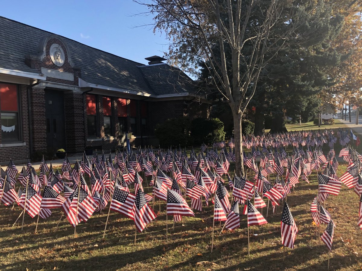 squantum_school's tweet photo. The SQU school community says thank you on Veteran’s Day! ⁦@QuincyPS⁩ ⁦@SquantumPTO⁩ https://t.co/EUAvUP5K8q