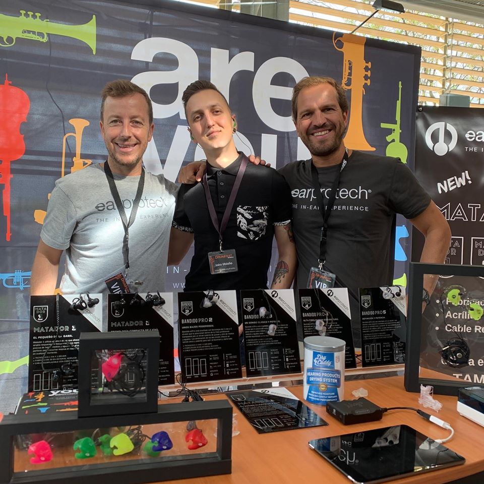 En nuestra andadura por el #DrumFest no nos pudo faltar la visita a nuestro stand de un importante miembro de nuestra familia: #JairoUbiaño.

¡Gracias por llevarnos siempre contigo, grande!
Por cierto, gente, ¿nos visteis por allí?

#TamTamPercusion #drummer #bateria #earprotech