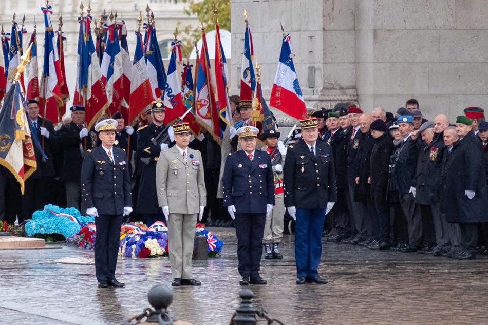 CEMAT_FR's tweet photo. [#11Novembre] Autour du Président de la République @EmmanuelMacron, nous rendons hommage à nos frères d’armes morts dans l’ensemble des conflits et particulièrement à ceux morts au combat cette année.
Leur sacrifice reste dans nos mémoires et dans nos cœurs.
#NOublionsPas https://t.co/9jS1ciTniT