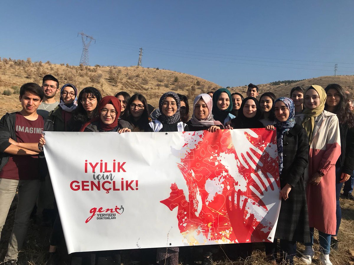 kkugencyyd's tweet photo. 11 milyon fidan dikim etkinliğinde Kırıkkale Genç YYD de yerini aldı. Geleceğe nefes olmak için fidanlarımızı toprakla buluşturduk 🌱🎉😊 #11milyonfidan 
#GeleceğeNefes 
#iyilikiçingençlik https://t.co/JVAjuwSSgx
