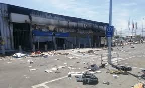 ericahenriquezo's tweet photo. @chahuan #BBCMiente #ColudidosBBC @bbcmundo
Los chilenos somos atacados, quemaron y destruyeron 98 estaciones de metros, miles de supermercado, empresas, causando 18 muerte, amenazan de muerte a la gente que va en buses a sus casas durante la noche, y queman las máquinas. https://t.co/XGXMFUunRz