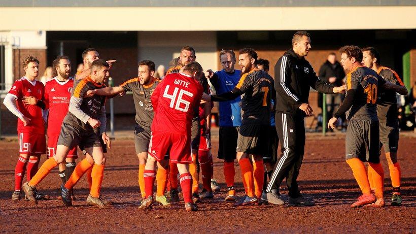 WAZ_Redaktion's tweet image. #Spielabbruch: Beim TSV Feldhausen fliegen die Fäuste [€] waz.de/sport/lokalspo…