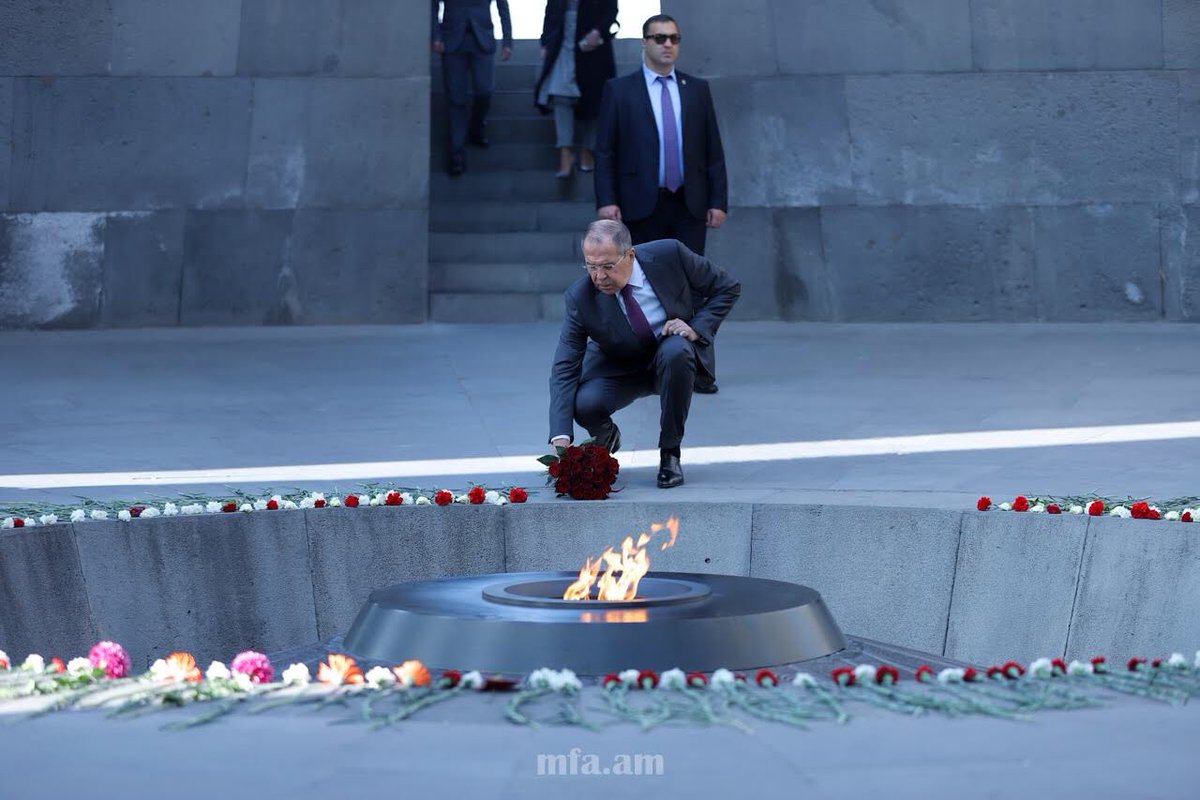 MFAofArmenia's tweet photo. W/in the framework of his official visit to #Yerevan, @MID_RF FM Sergey #Lavrov visited Tsitsernakaberd Memorial Complex for the Victims of #ArmGenocide.  FM #Lavrov laid a wreath at the monument to the victims of the #ArmGenocide and also flowers at the eternal flame. https://t.co/TEjQbpnIkZ