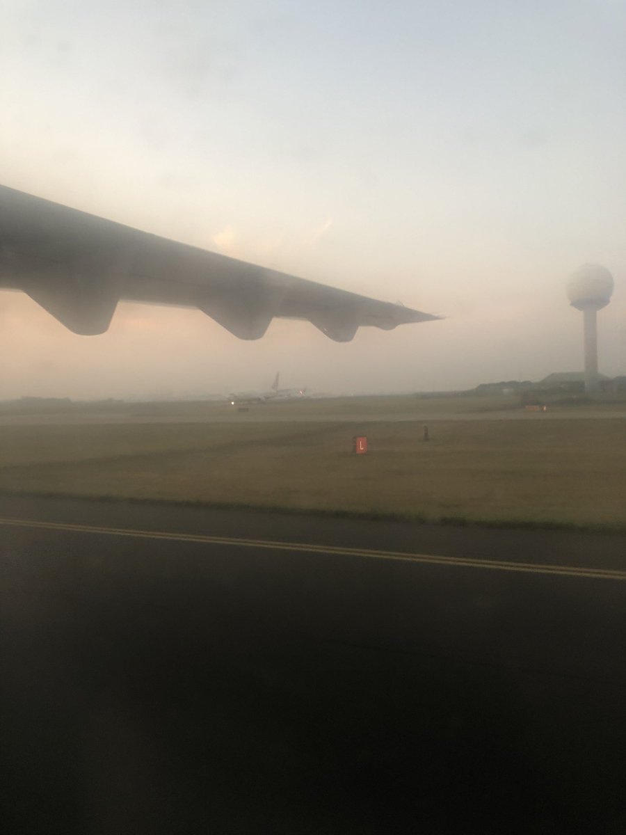 tweetcloudtalk's tweet photo. Haze in Sydney at 7:30 pm. @NSWRFS has issued warnings, stay safe everyone and prepare your fire shelter/exit plan #bushfires #NSWbushfires #Sydney https://t.co/9gxIXvF0cO