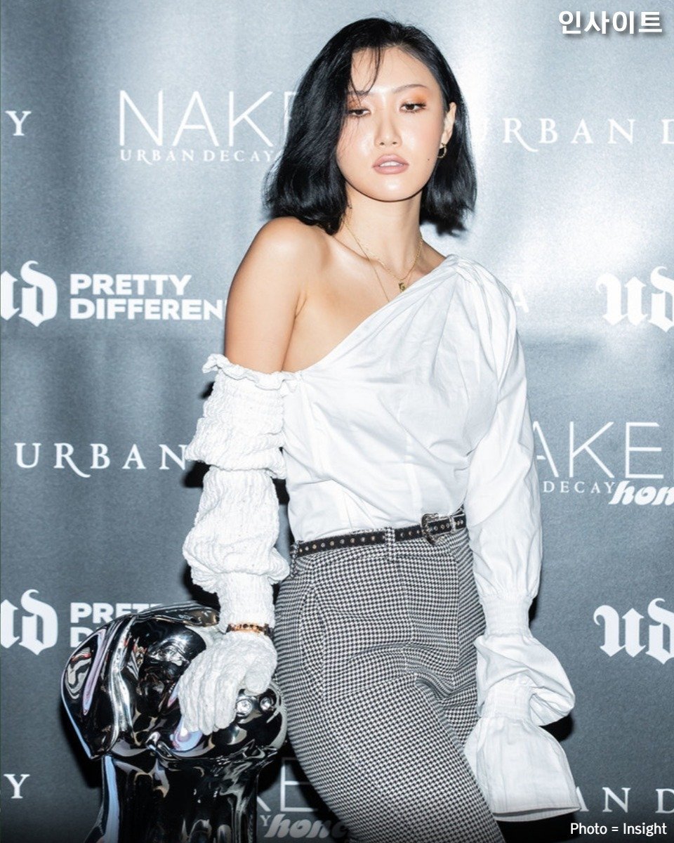 insight_co_kr's tweet photo. Girl crush Hwa Sa

걸크러쉬 포스 제대로 뿜어낸 화사

#화사 #마마무 #어반디케이 #세포라 #Hwasa #Mamamoo #Urbandecay #kpop #kstar https://t.co/COVrppiNCG
