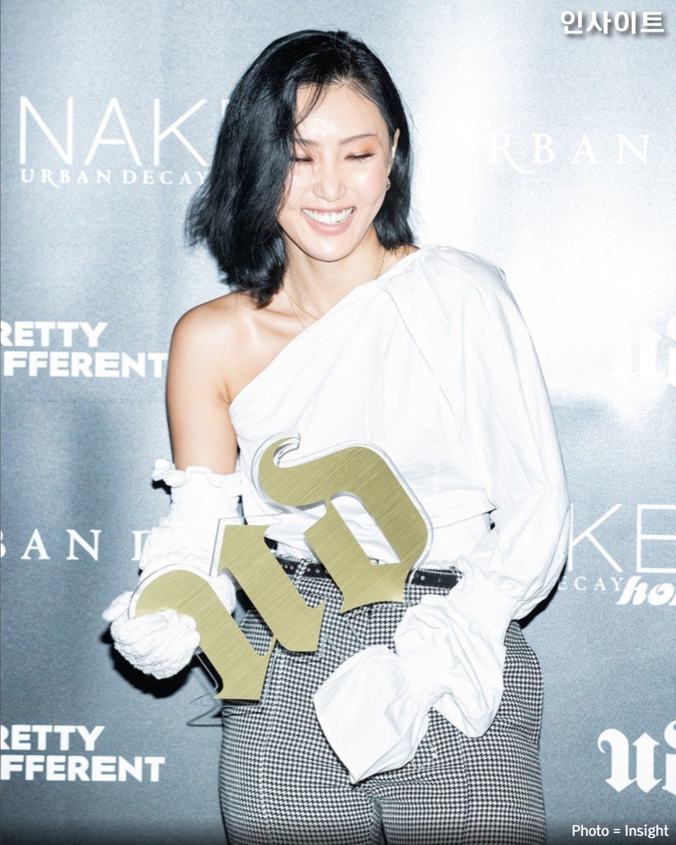 insight_co_kr's tweet photo. Girl crush Hwa Sa

걸크러쉬 포스 제대로 뿜어낸 화사

#화사 #마마무 #어반디케이 #세포라 #Hwasa #Mamamoo #Urbandecay #kpop #kstar https://t.co/COVrppiNCG