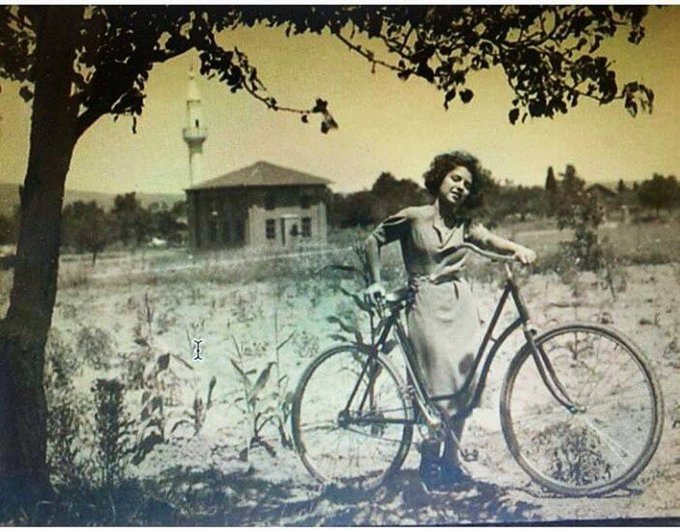 Sahrayıcedit'de bisiklet keyfi yapan bir kadın. (İstanbul, 1945)