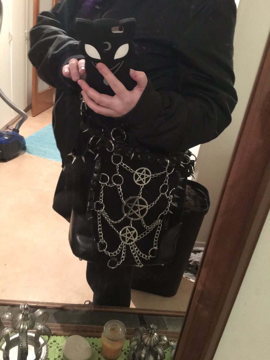 Pzycholix's tweet photo. I love my bag from restyle and my phonecase from killstar🖤🖤🖤 #restyle #killstar https://t.co/mZMi1LhLWg