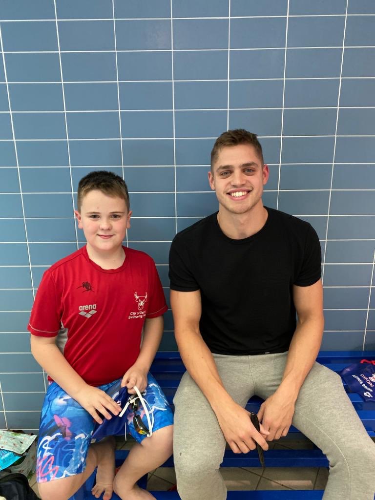 COSCSWIM's tweet photo. Just look at the excitement in these young Rising Star, Academy and Development #swimmers as they got to have their kit signed by #teamarenauk #ragingbulls / @britishswimming @davesmurphs at our #COSCDevMeet yesterday #proudclub #swimming #swim #swimmer #Oxford #Oxfordshire https://t.co/LcHeWGurDP