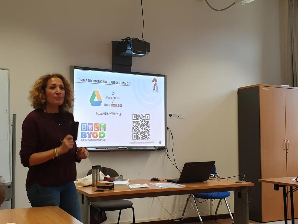 AIIG_VdA's tweet photo. Il lunedì inizia all'insegna della sperimentazione e dell'arte perché "tutto è geografia", con Rossella De Lucia #GeografiaPerProgettare https://t.co/vFMbu0Dx8u