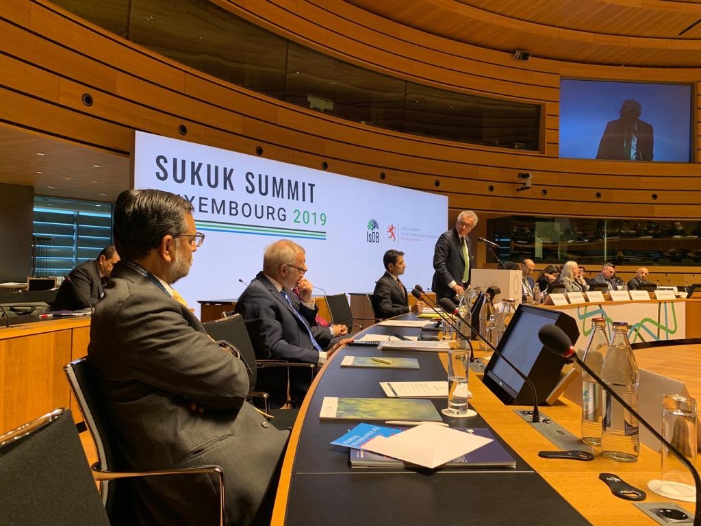في كلمته خلال القمة الثانية للصكوك أشاد وزير مالية لوكسمبورغ بالدور الرائد للبنك الإسلامي للتنمية في مجال المالية والمصرفية الإسلامية وتطوير سوق الصكوك العالمية والشراكة المتميزة في إرساء إطار محفز لتطوير المالية الإسلامية في  لوكسمبورغ والعالم.